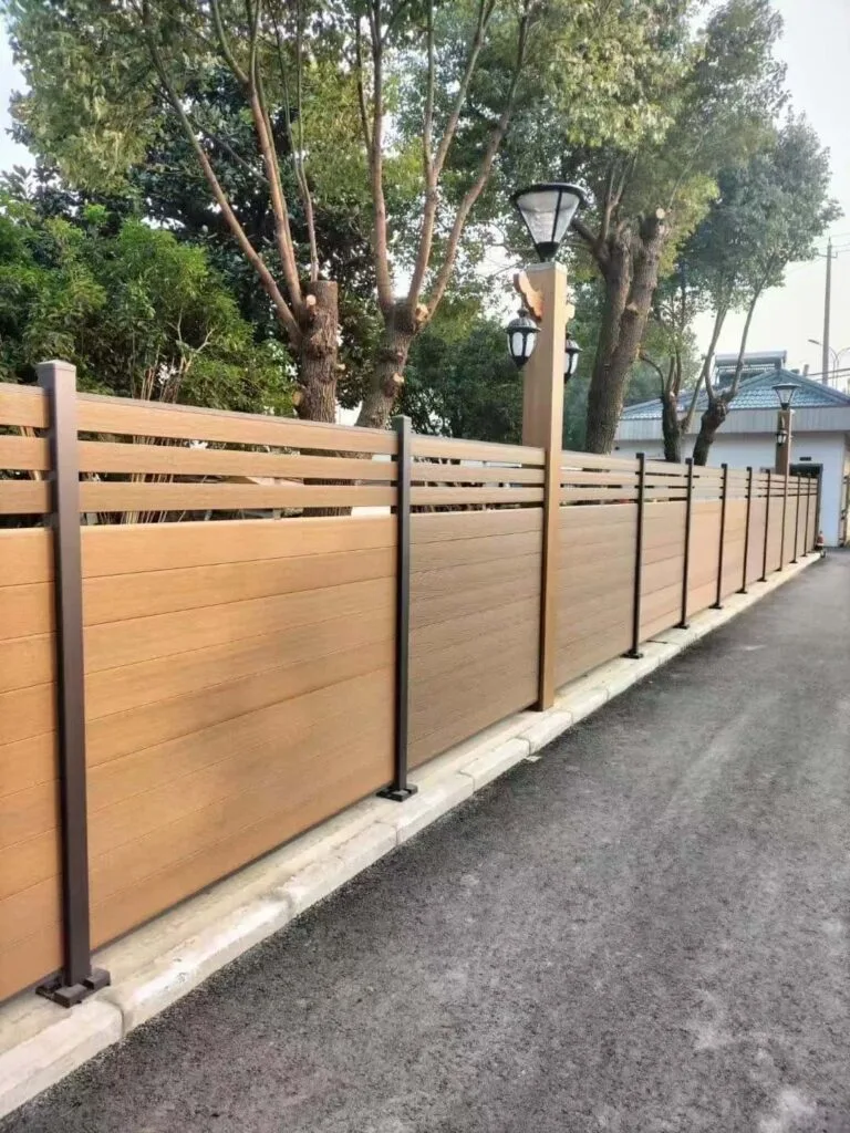 Gerçek Gizlilik Sağlayan Güzel Çit Tasarımları — Klasik Ahşaptan Modern WPC'ye Gerçek Gizlilik Sağlayan Güzel Çit Tasarımları — Klasik Ahşaptan Modern WPC'ye 04 2