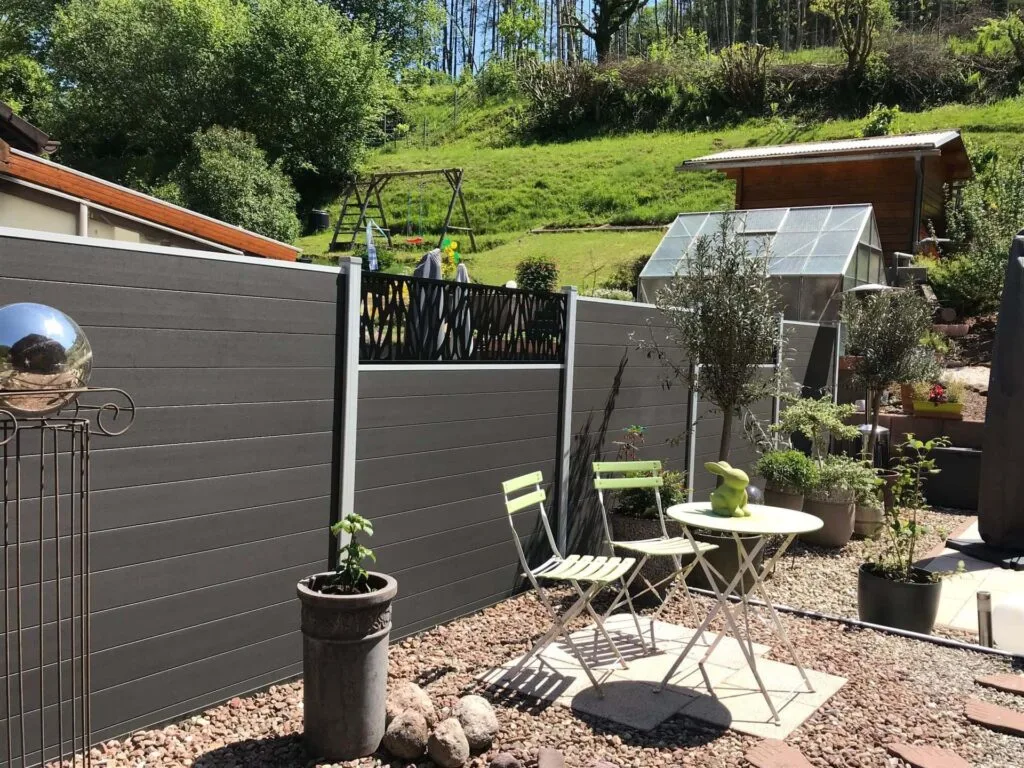 Por que as cercas de ripas de WPC são perfeitas para casas modernas: benefícios e características explicados.