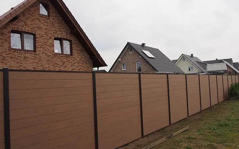 Por que as cercas de ripas de WPC são perfeitas para casas modernas: benefícios e características explicados.
